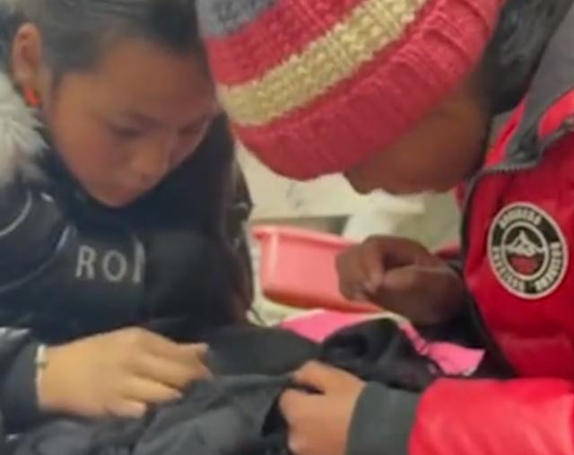 四川一老师裙子挂了个洞，10岁学生自告奋勇帮她补，技术让她惊讶