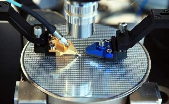 光刻机比飞机发动机难造,光刻机比原子弹难造吗