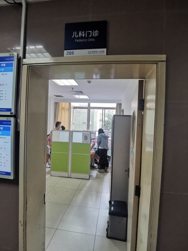 每天接诊三四百名发烧患儿!孩子“阳了”如何退烧、用药?市一医院儿科专家一次说清楚