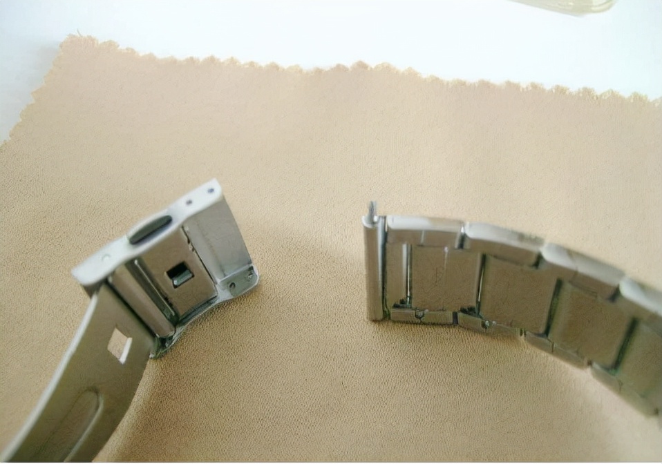 天梭钢表带如何拆卸与安装,天梭骏驰200表带拆卸