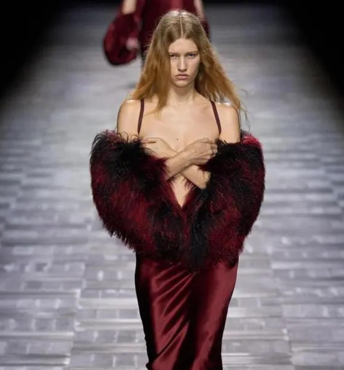 大牌时装秀，频繁暴露隐私部位，到底是追求潮流还是为了博眼球