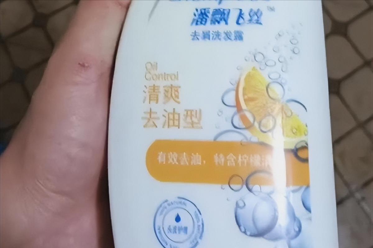 买家网络购物收到潘飘飞丝洗发水,女子网上买洗发水买到潘飘飞丝