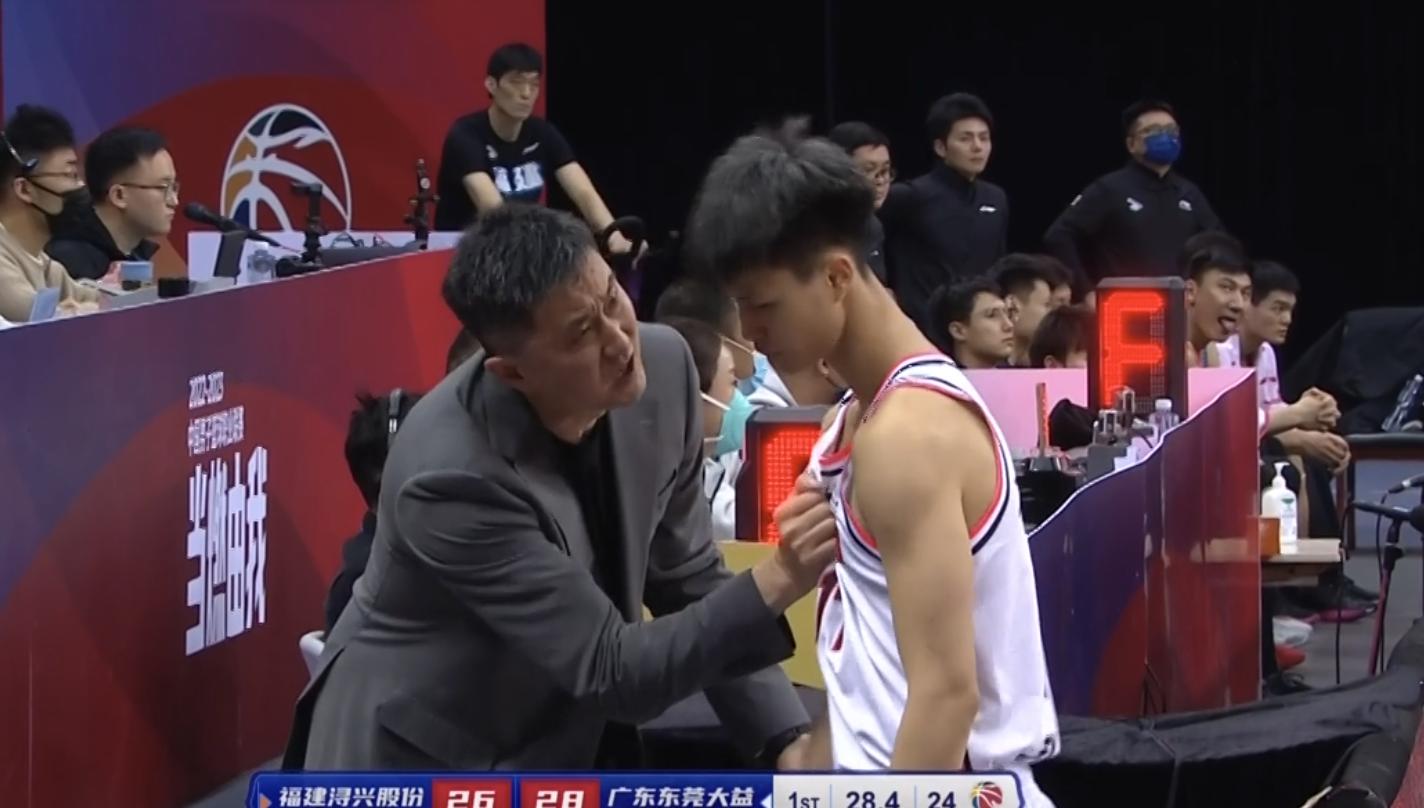 广东四大天才62分钟输10分！杜锋揪着赵锦洋衣领大骂，理解他苦心