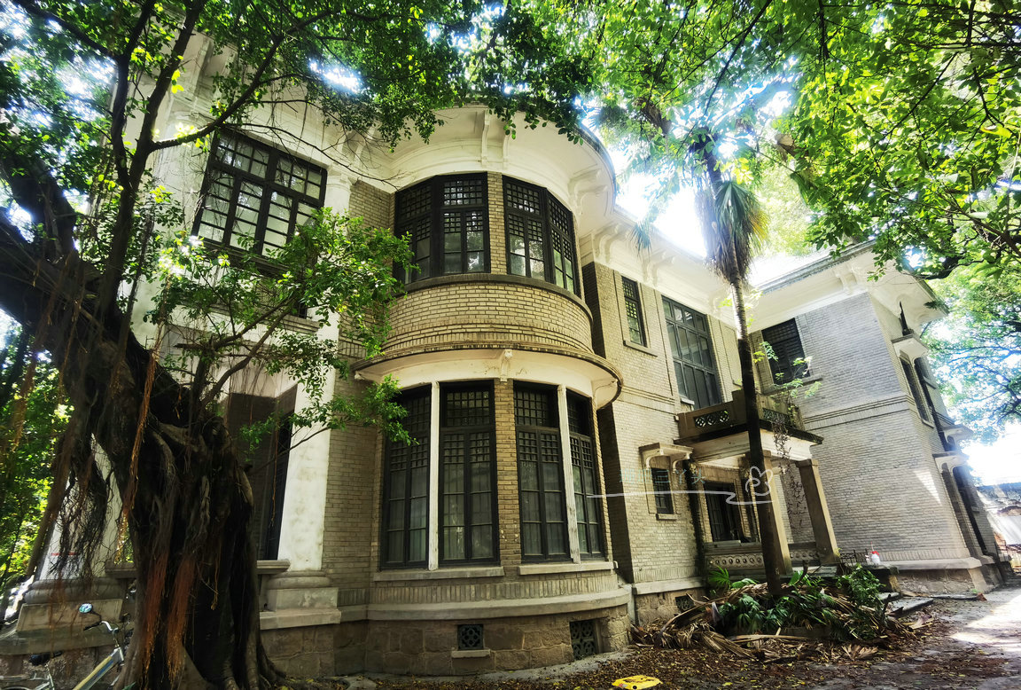 他被称为“沙面建筑之父”，旧居在养老院旁，曾被称“广州白宫”