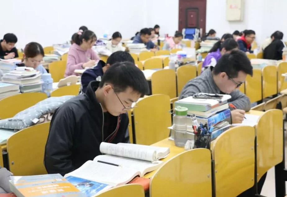 中国高级技工缺2200多万，本科生毕业没工作，技校招生却无人问津