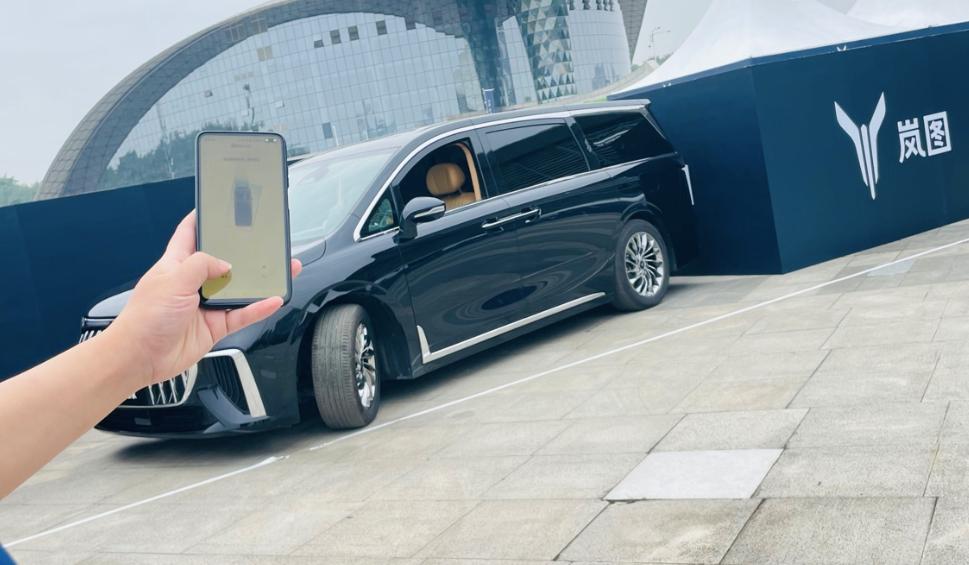 24款岚图梦想家mpv试驾,全球首款新能源mpv岚图梦想家