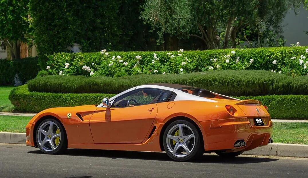 法拉利车漆改色,法拉利跑车贴灰魅紫改色膜