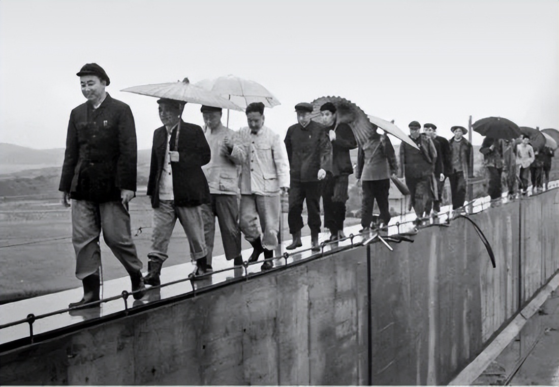 76年毛主席逝世，*东兴汪**看过悼词后提出一点意见，*国锋华**：我赞成