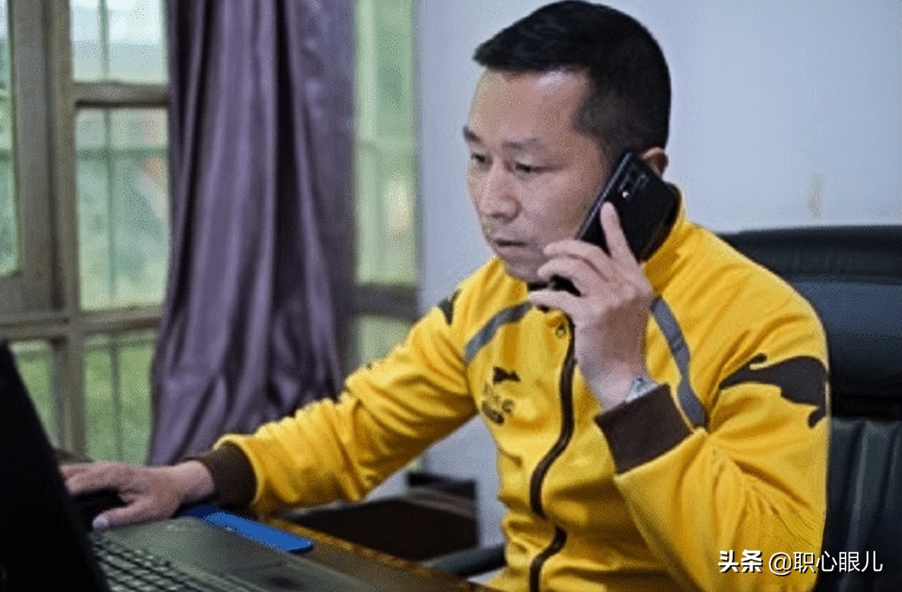 捧铁饭碗还是创业？51岁送外卖的前银行行长，给了我最好的答案