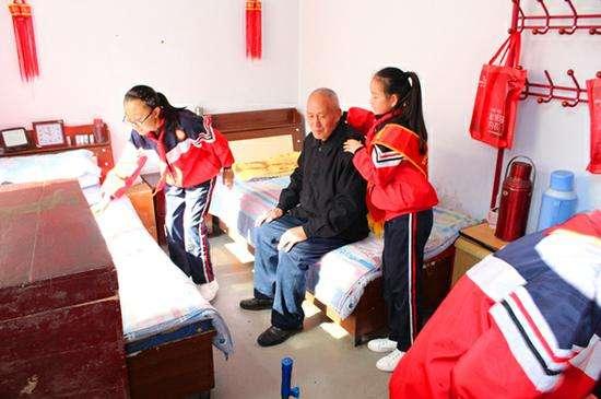 小朋友穿着薄衣服冻得瑟瑟发抖,河南小男孩穿单衣冻得瑟瑟发抖