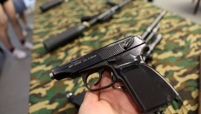 男子购买20把玩具枪被判无期后续,买玩具枪被判无期是哪个法院判的