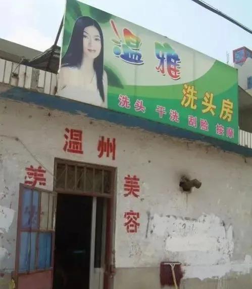 大学生谈恋爱被高中老师抓,学生操场谈恋爱被老师抓