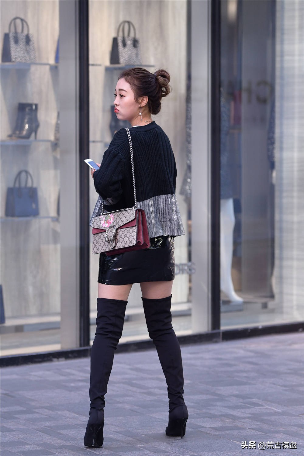 黑色长款过膝靴怎么搭配秋冬裙子,粗跟漆皮过膝靴