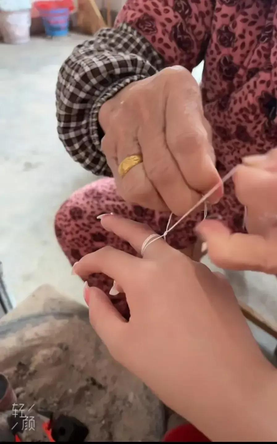江西一女子长鸡眼想去医院看眼,奶奶竟用土法绑7个结,有用吗?