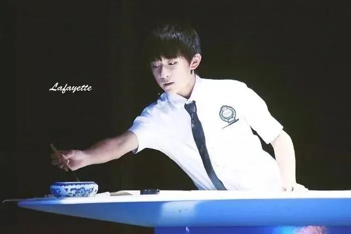 易烊千玺被排挤,易烊千玺光鲜背后的心酸