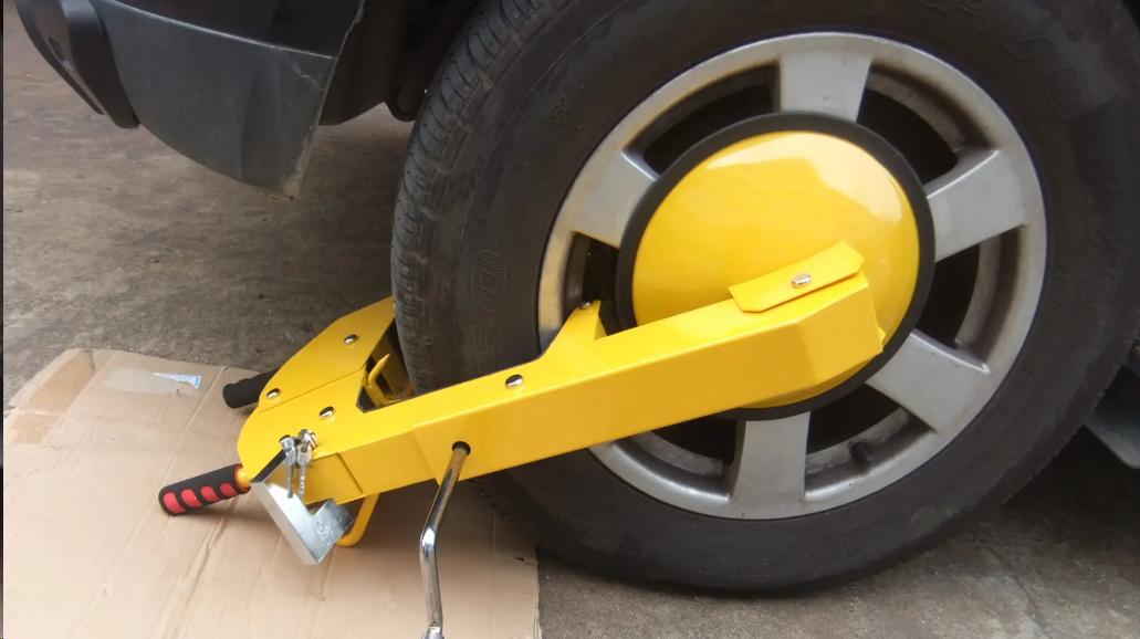 停车被锁了轮子怎么处罚,车停路边被锁轮胎怎么办