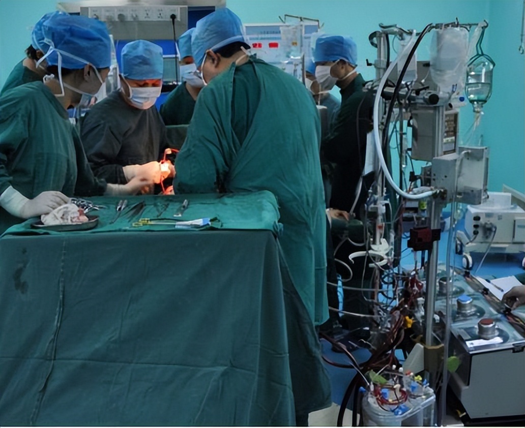 家人突发脑出血咋办?医生教你3个家庭急救办法,关键时候能救命