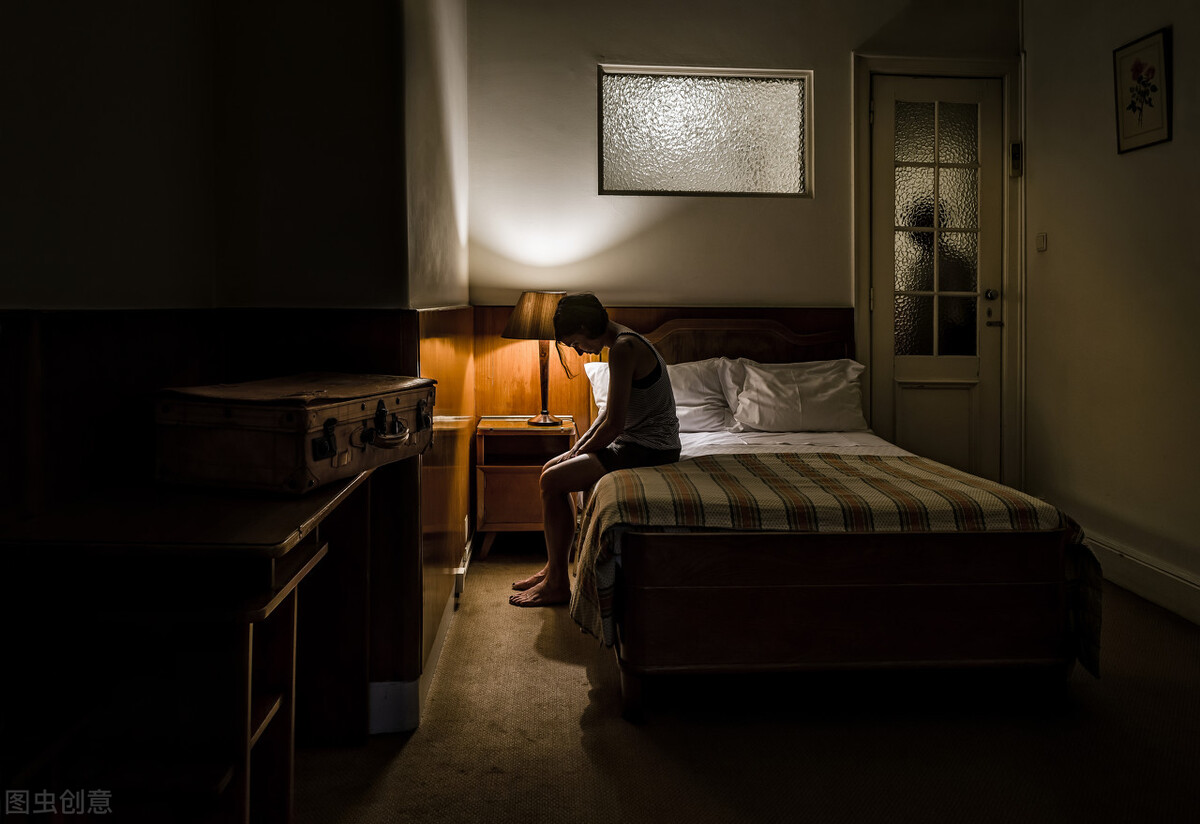 故事：他父母双亡靠捡破烂为生，打光棍多年后，准备娶一个傻女人