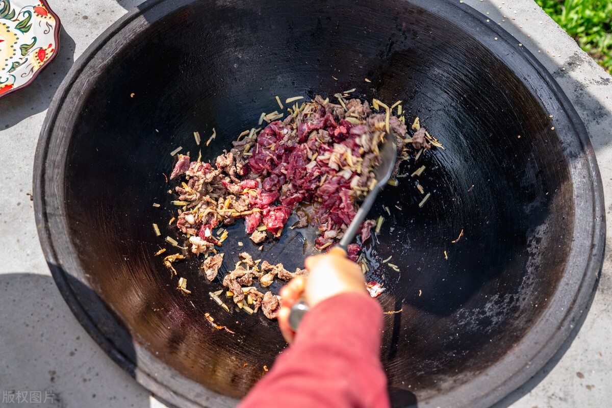 冬天农村柴火炉取暖,现在农村可以用炭火炉取暖吗