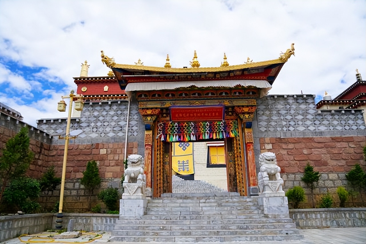 云南布达拉宫简介,云南小布达拉宫主要什么民族