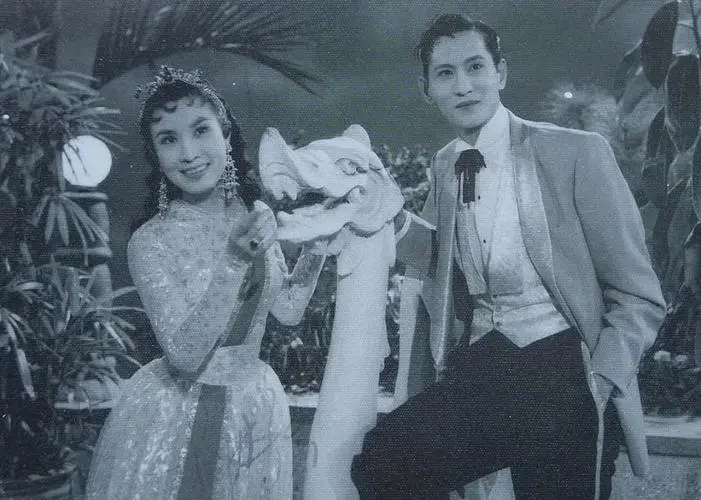 1941年日军占香港兽性毕露：女星新婚夜被*躏蹂**，女记者当街被奸杀