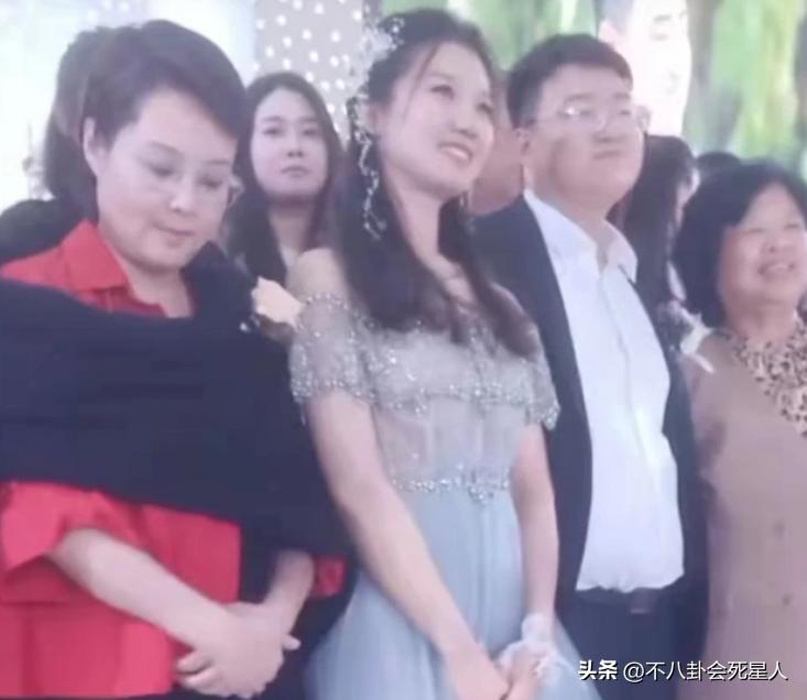 5岁袁立素颜近照曝光露双下巴脸,45岁袁立素颜照曝光