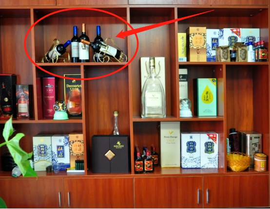 买红酒时,瓶口的软木塞只是用作密封?行家:别小瞧,用处太大了