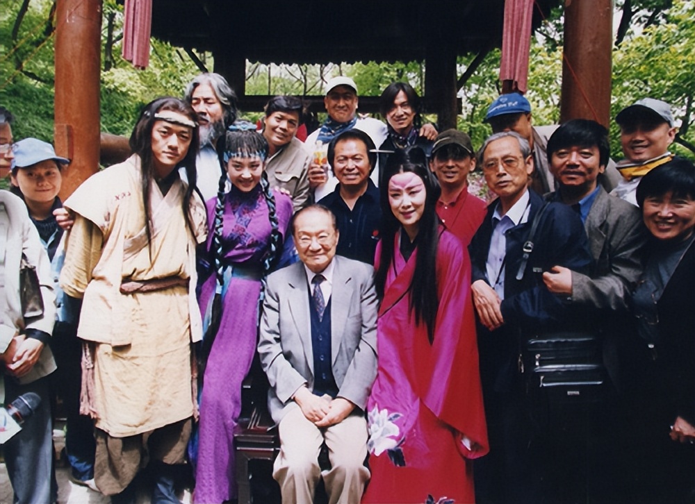 她用20盘录像带揭露和30个导演的“丑事”，退圈20年后又复出了