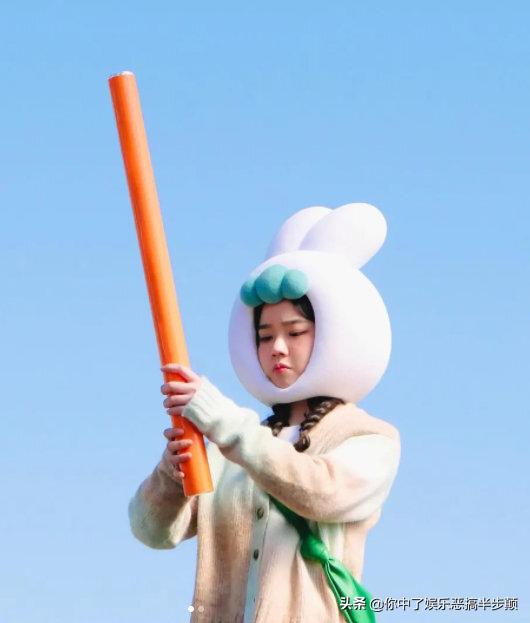 韩国演员金香起与男演员互动,韩国00后女星金香奇