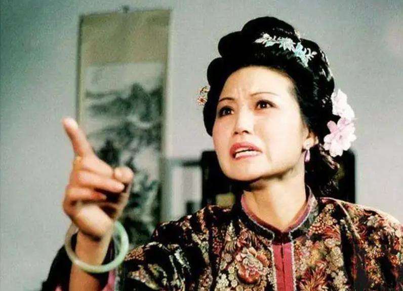 秦可卿每天都要换衣服吗,秦可卿生病是哪一回