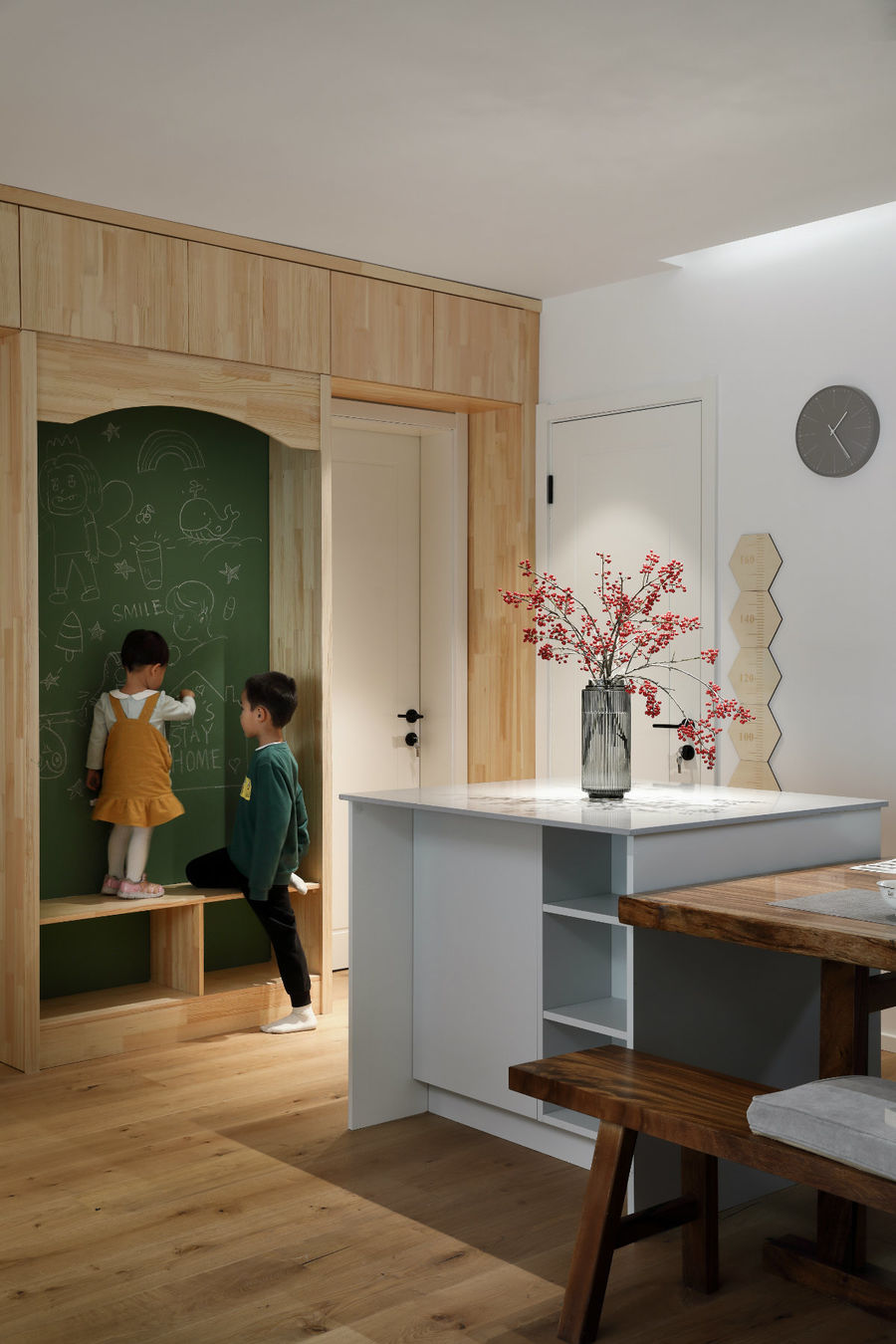 有娃家庭的客厅怎么布置?学她这样装太有趣,生二胎三胎都很实用