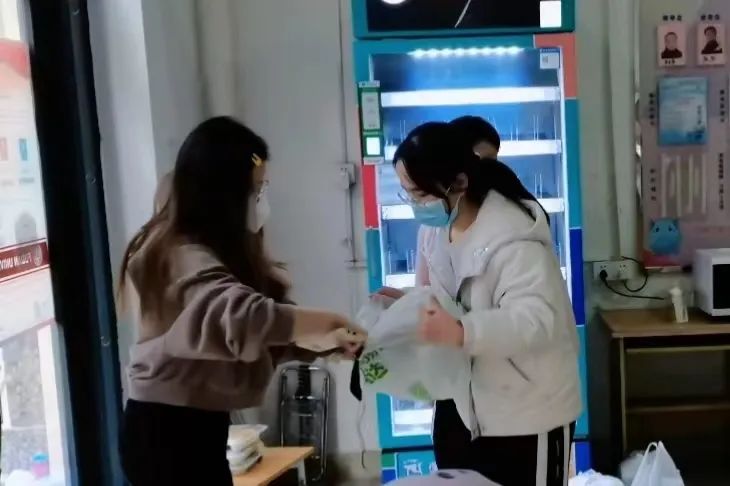 他们的名字叫寝室长、楼层长、楼长和总楼长！推车声、敲门声，带来饭菜的香气｜同心抗疫，共担风雨