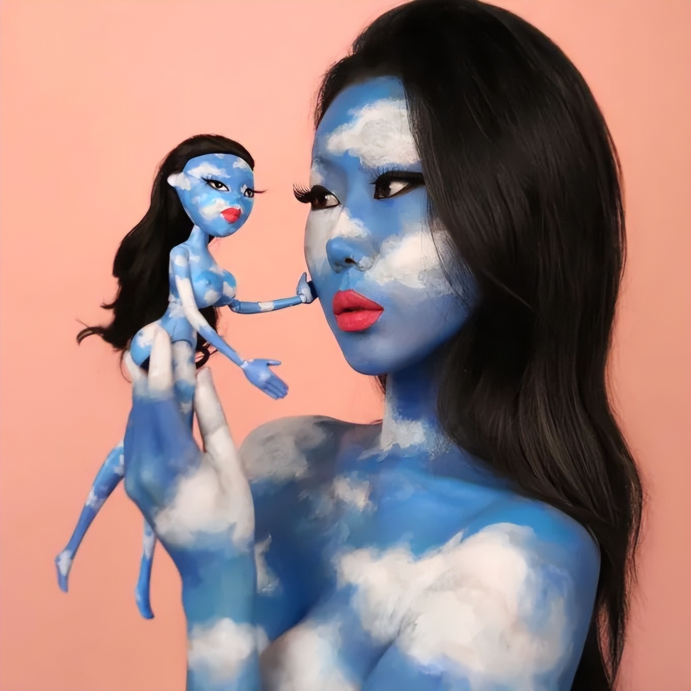 她脱去衣服,在自己皮肤上作画,狂吸63万粉,还能月入百万