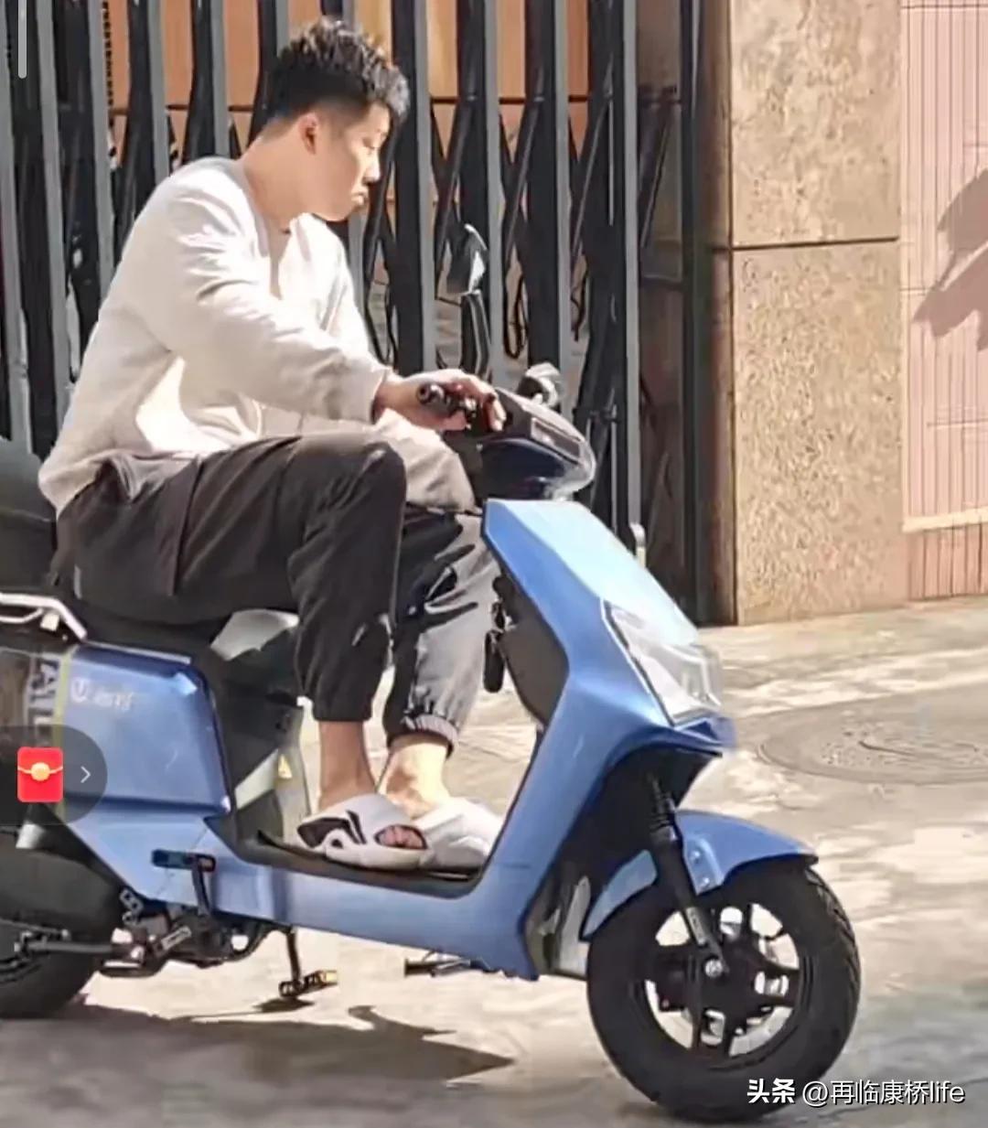 广东男篮宿舍遭围堵！大汉凯皇耐心签名，马尚归队立马找电驴