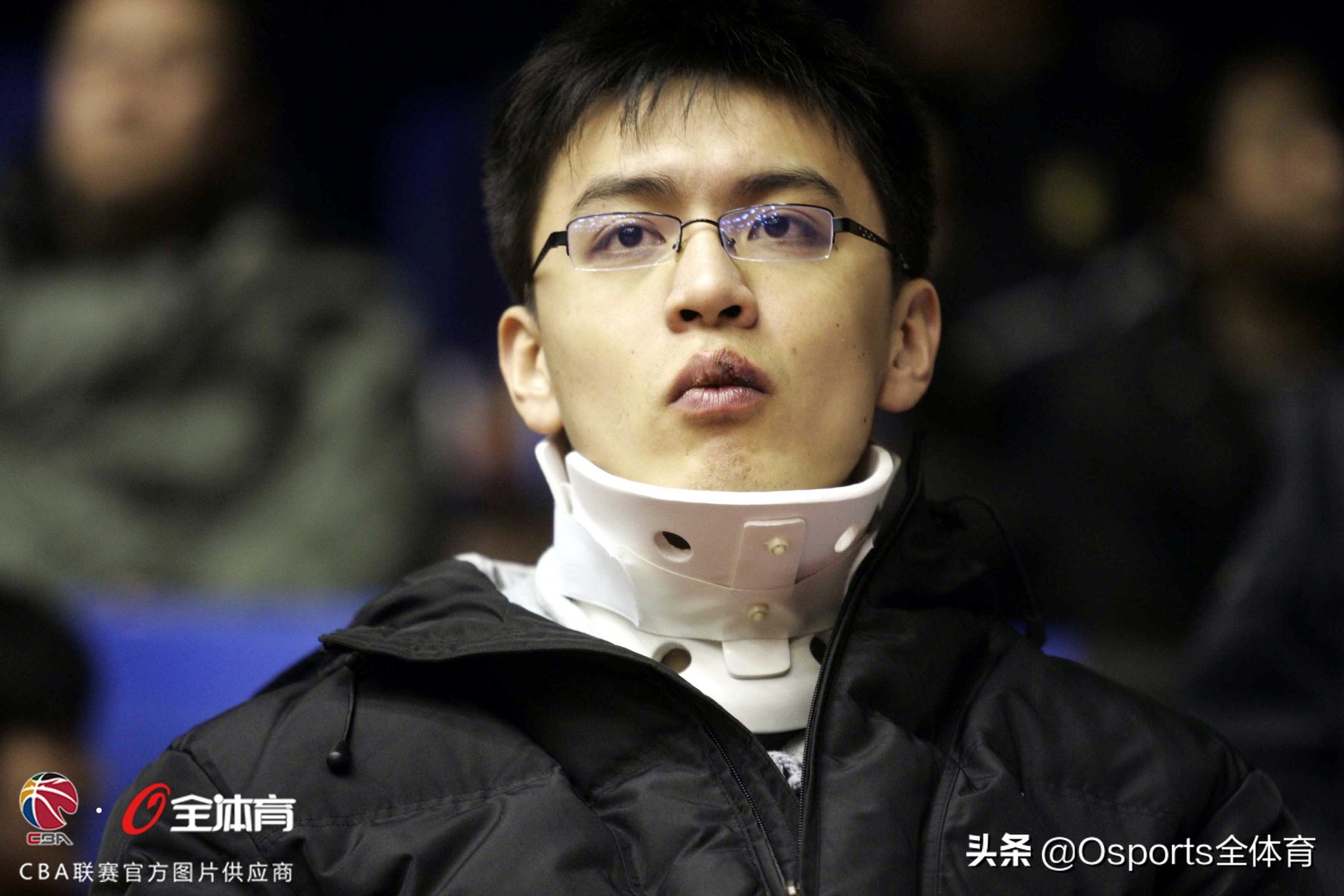 cba教练杨鸣为啥不能站起来,cba儒雅教练杨鸣名场面