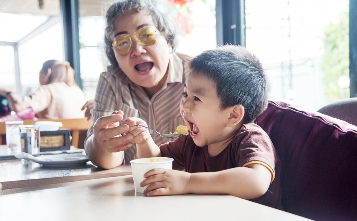 孩子吃的太饱不容易长高,儿童吃饭吃多饱才好