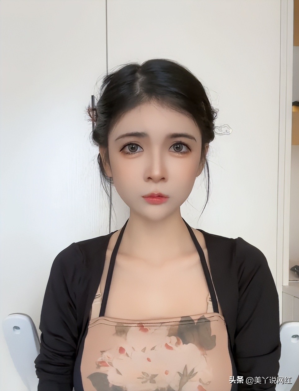 网红狗头萝莉摆摊卖煎饼,一天赚400元知足快乐,并带火营地夜市