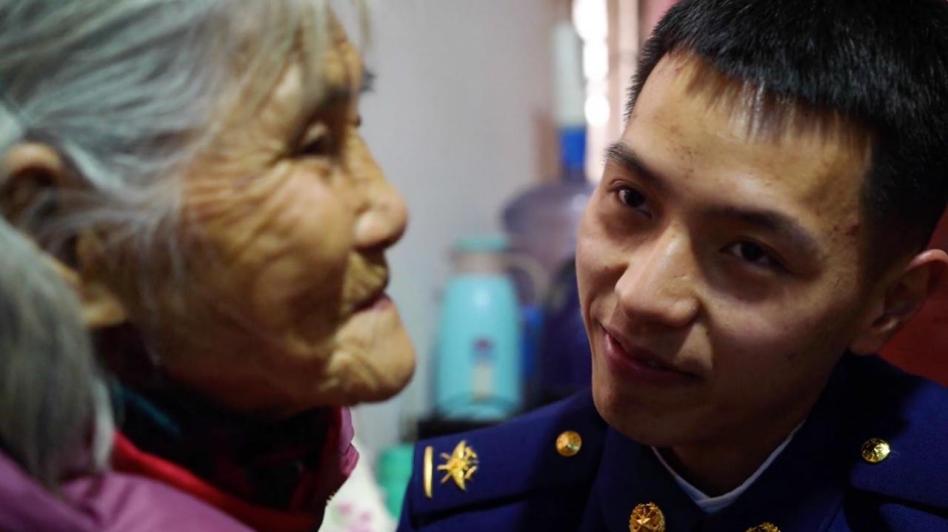 江西一小伙和81岁的老太拍婚纱,江西25岁小伙跟老妈拍婚纱照