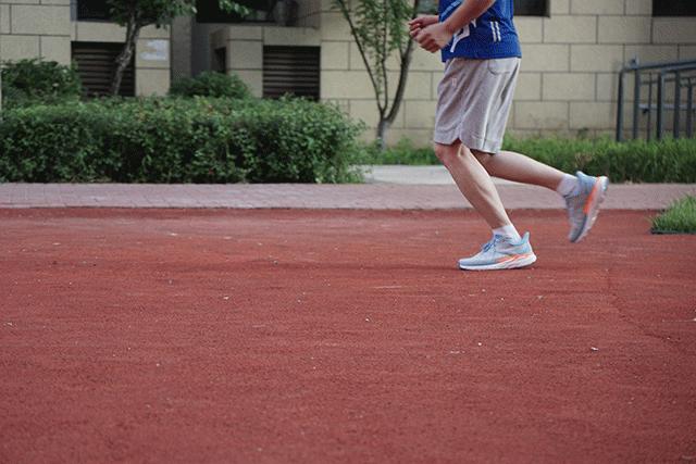 推荐踩屎感特别强的国产跑鞋,出街运动两不误