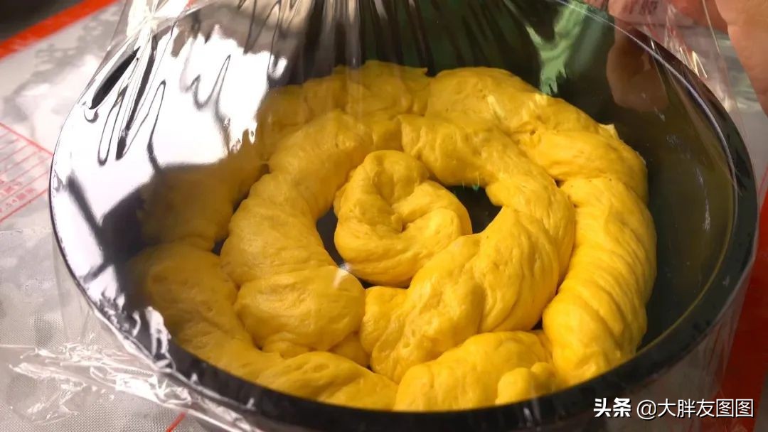 南瓜不要直接吃了教你一个新做法,南瓜配上糯米粉一起蒸真的很好吃