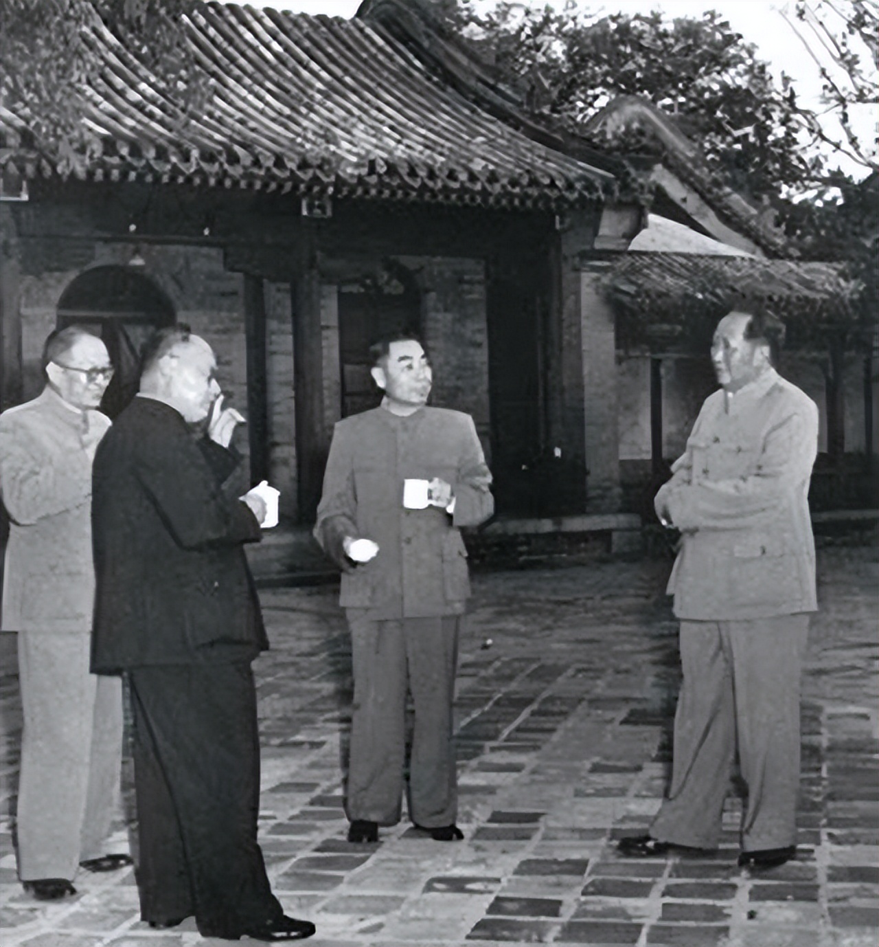 1955年毛主席接济患病恩师500元，反遭质问：你哪儿来这么多钱？