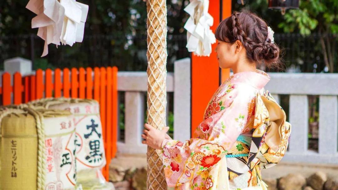 看春晚、喝屠苏酒、吃御杂煮...细数那些好玩的日本新年习俗