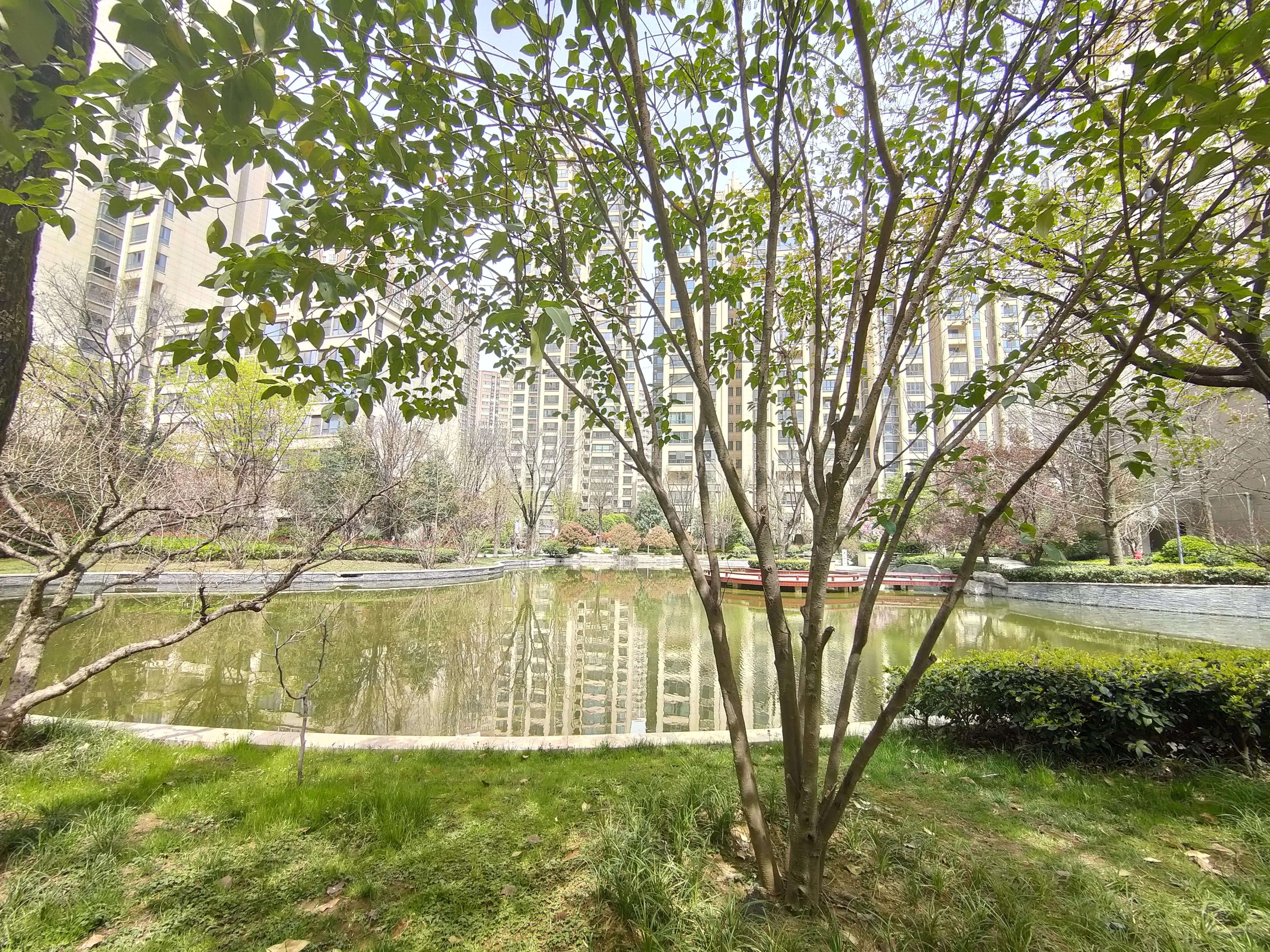 曲江龙邸距离曲江二小多远,曲江龙邸的房子值得买吗