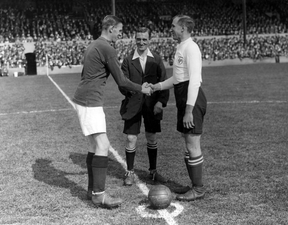 球员、少尉、记者、老板、创始人，查理-巴肯的另类人生