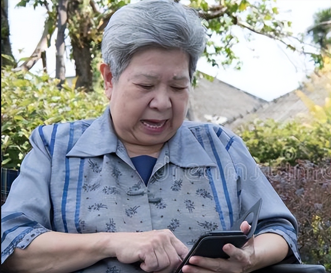 疫情封城15天，银行关门取不到款，大妈没钱买菜了