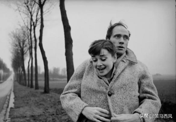 女子穿日军军装拍照被拘留,女子穿侵华日军服装摆拍新闻视频