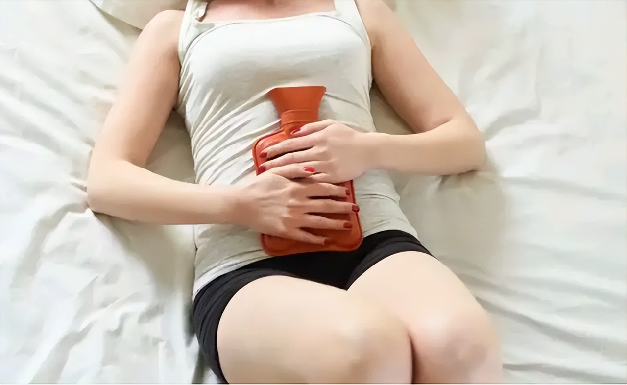 女孩的第一次月经几岁正常,女孩第一次来例假最佳年龄是多少