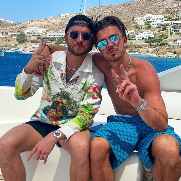 曼城海王再传不忠绯闻!出国度假钓00后女星,正牌女友继续原谅?