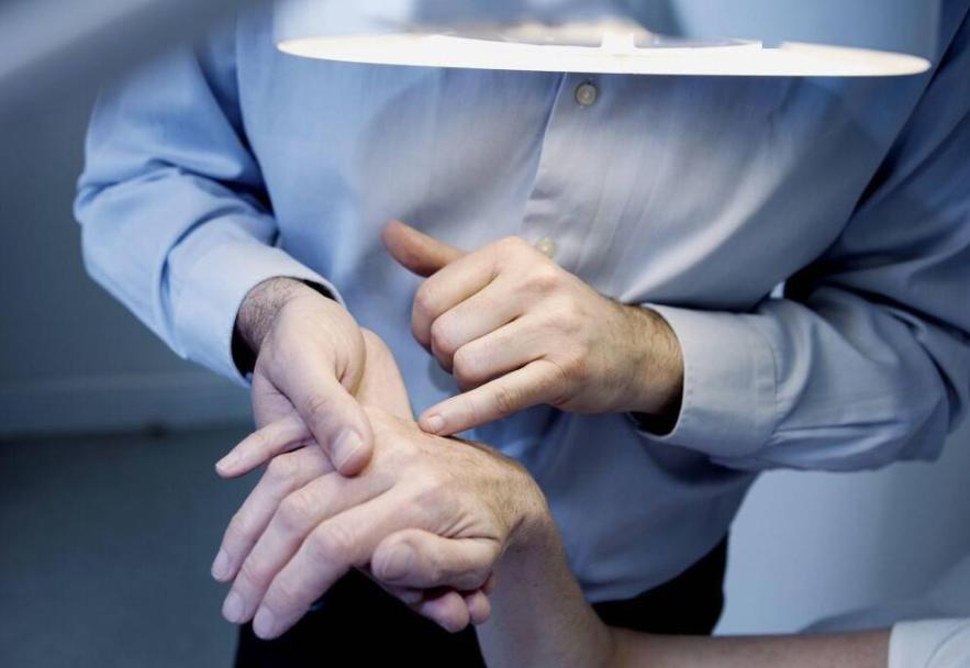 祛老年斑涂抹什么药膏有效,快速消除老年斑的小妙招红霉素