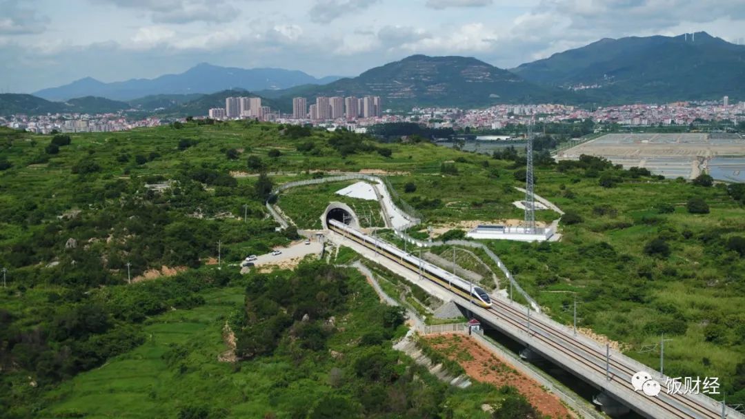 中国高铁时速每小时超过350公里,中国高铁时速600公里打破世界纪录